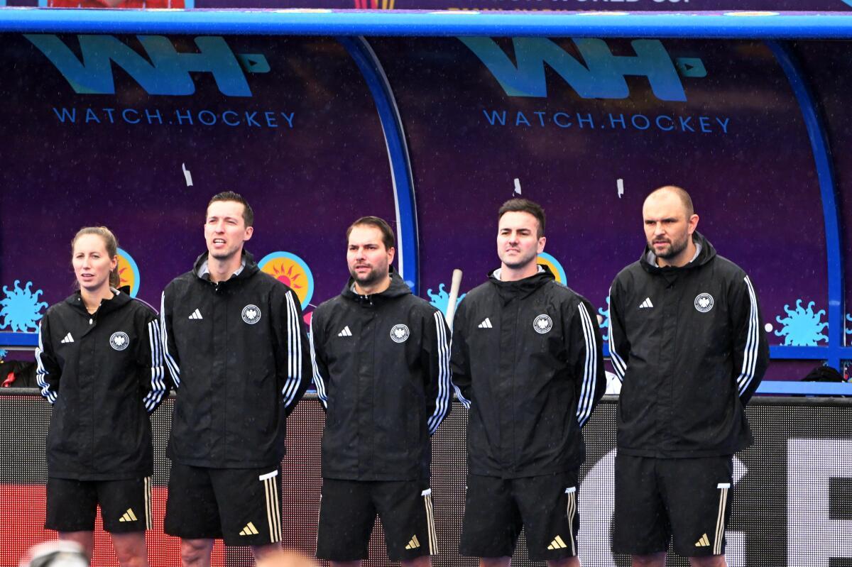 Mirko Stenzel (2nd from right) and Johannes Schmitz (3rd from right) were part of the coaching setup at the Die Danas, the German women’s team. 
