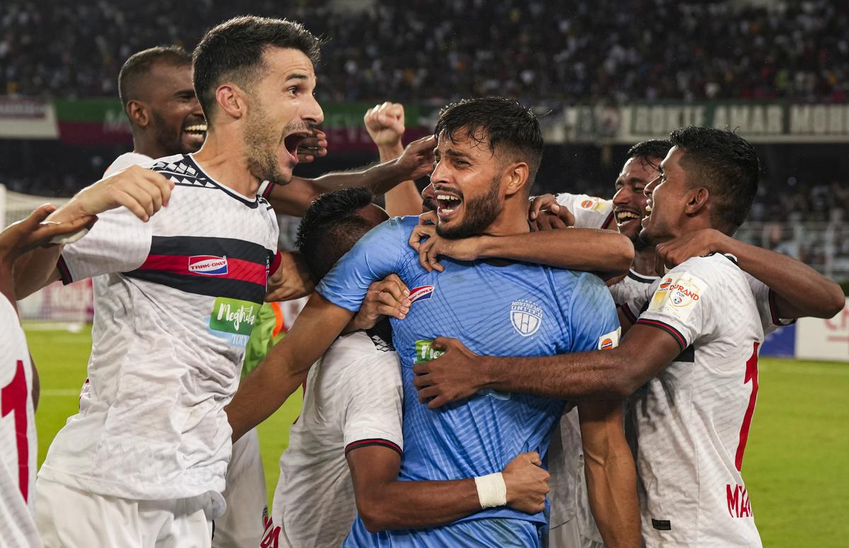 Guillermo (izquierda) celebra ganar la Copa Durand 2024 para NorthEast United FC y derrota a Mohun Bagan Super Giants en el Vivekananda Yuba Bharati Krirangan en Kolkata.