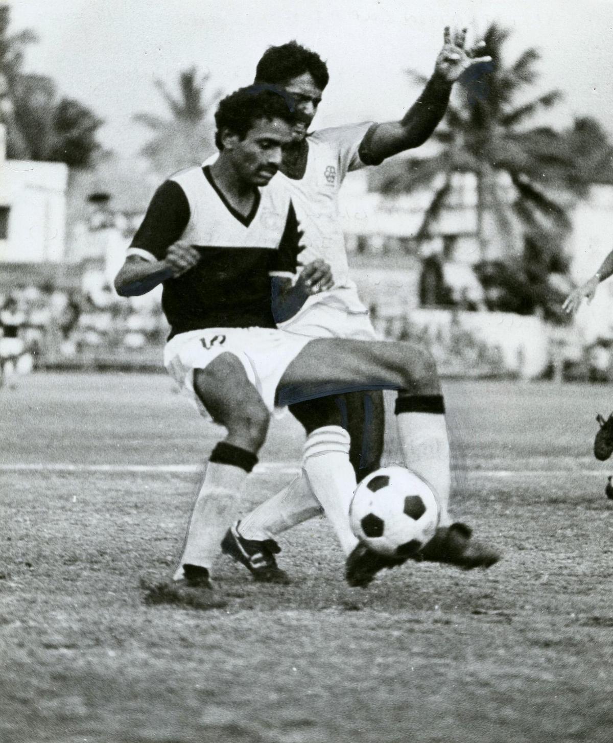 Ilyas Pasha (L) v akcii počas zápasu futbalového turnaja Pohára federácie ta Berhampur 19. mája 1987.