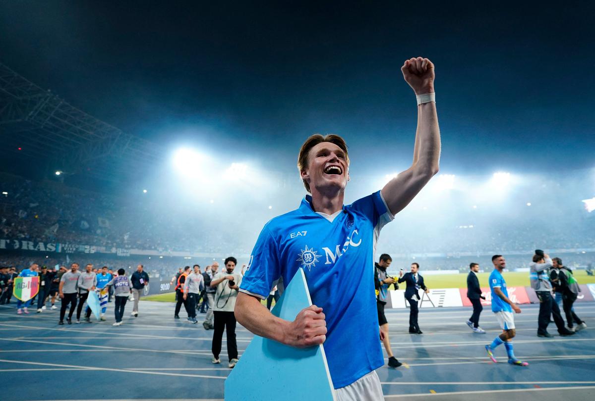 Napoli's Scott McTominay oslavuje po víťazstve v Serie A