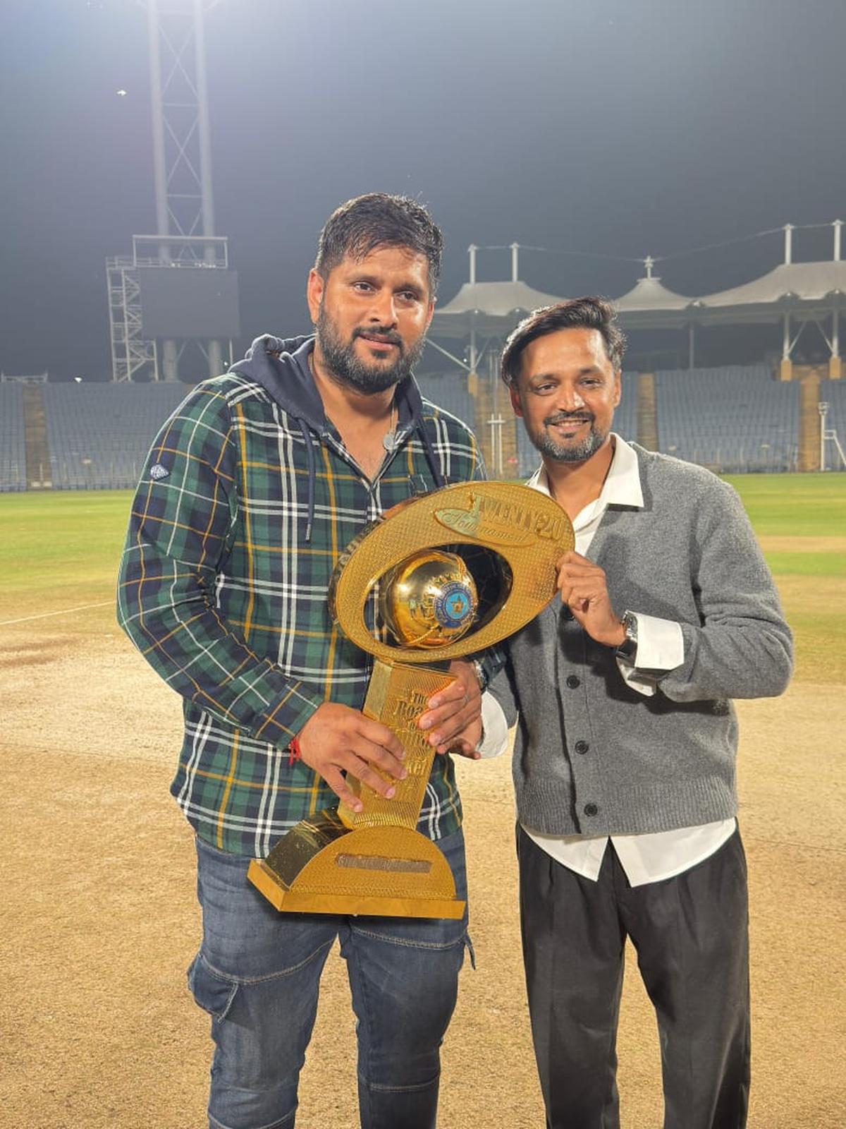 Saurabh Tiwary (à esquerda), o secretário, e Shahbaz Nadeem (à direita), o secretário adjunto da Jharkhand State Cricket Association posam com o Troféu Syed Mushtaq Ali (SMAT) depois que seu time derrotou Haryana na final. Saurabh Tiwary (à esquerda), o secretário, e Shahbaz Nadeem (à direita), o secretário adjunto da Jharkhand State Cricket Association posam com o Troféu Syed Mushtaq Ali (SMAT) depois que seu time derrotou Haryana na final.