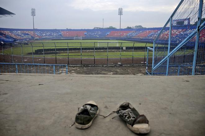 Sepasang sepatu kets terinjak-injak di tribun Stadion Kanjuruhan usai terinjak-injak saat pertandingan sepak bola di Malang, Jawa Timur, Indonesia, Minggu, 2 Oktober 2022.  Lebih dari 400 orang tewas dalam serangkaian bencana terkait kerumunan di bulan Oktober.  Asia akan dicegah jika pihak berwenang bertindak berbeda. 