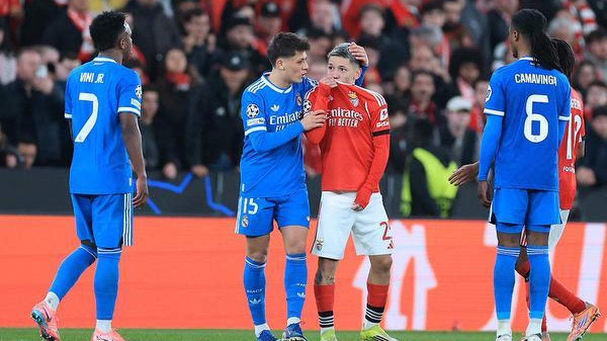 Infantino sugere que jogadores podem ser expulsos por cobrirem a boca em confronto