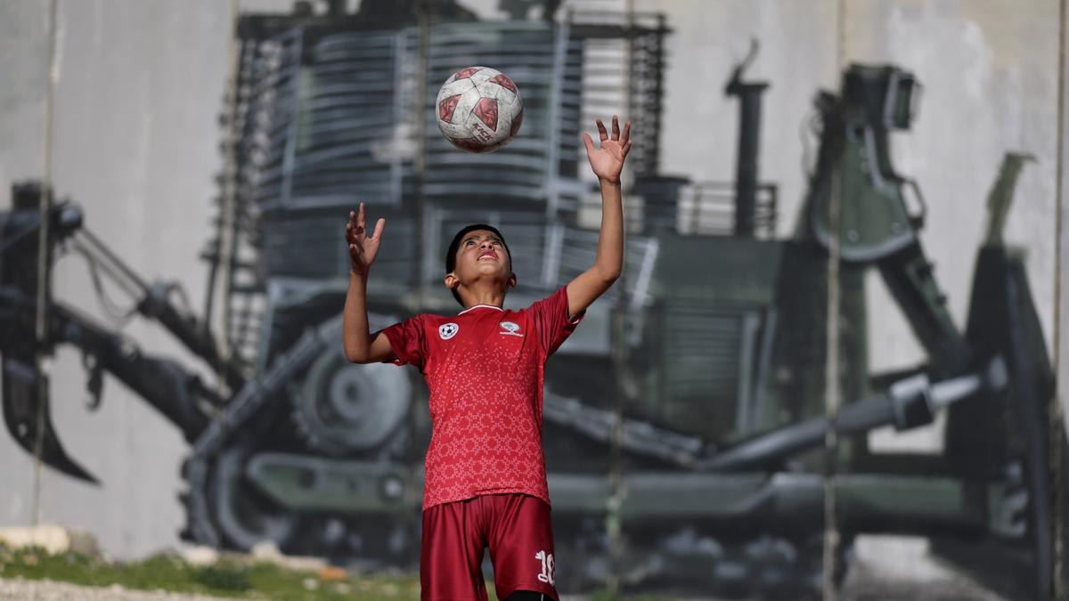 En Palestine, les pierres deviennent gardiens et le football, liberté