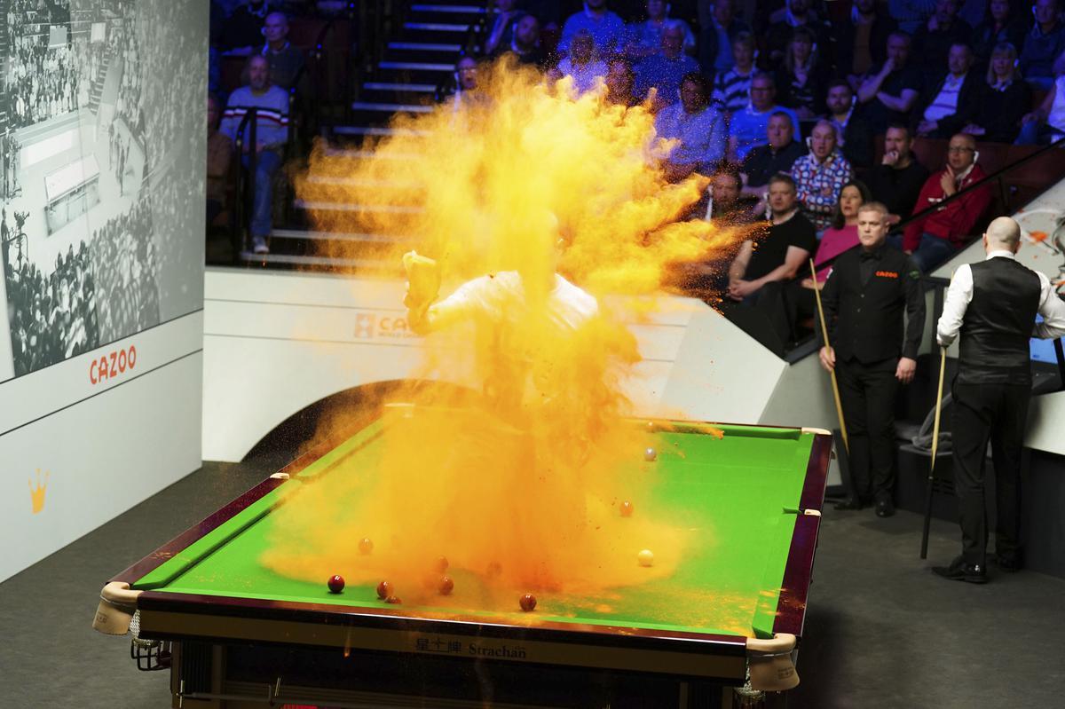 Vandalized snooker table reclothed, back in play at world championship