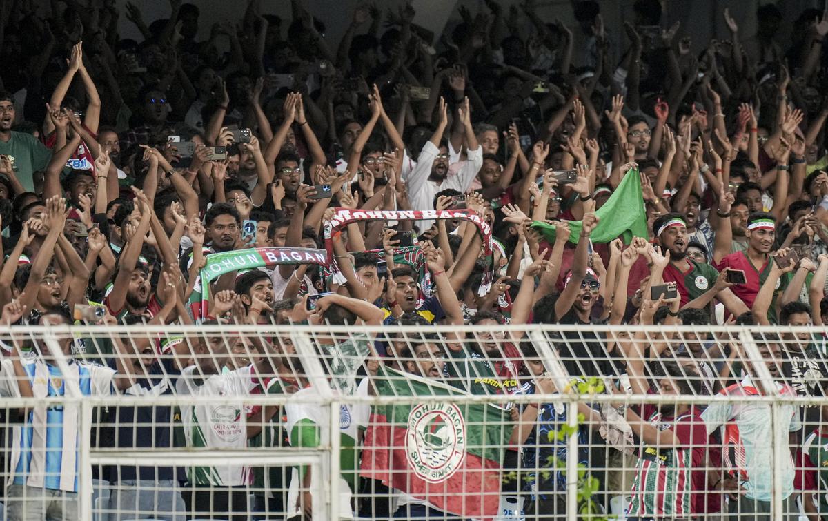 Po vyrovnaní Jasona Cummingsa nasledovala oslava, tentoraz na konci Mariners, keď fanúšikovia v červeno-zlatom neveriacky pozerali.