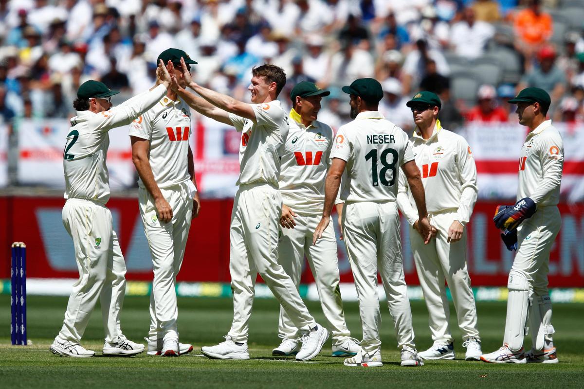 Brendan Doggett (27/2) hizo su debut en la prueba, convirtiéndose en el tercer australiano indígena en jugar al cricket de prueba.