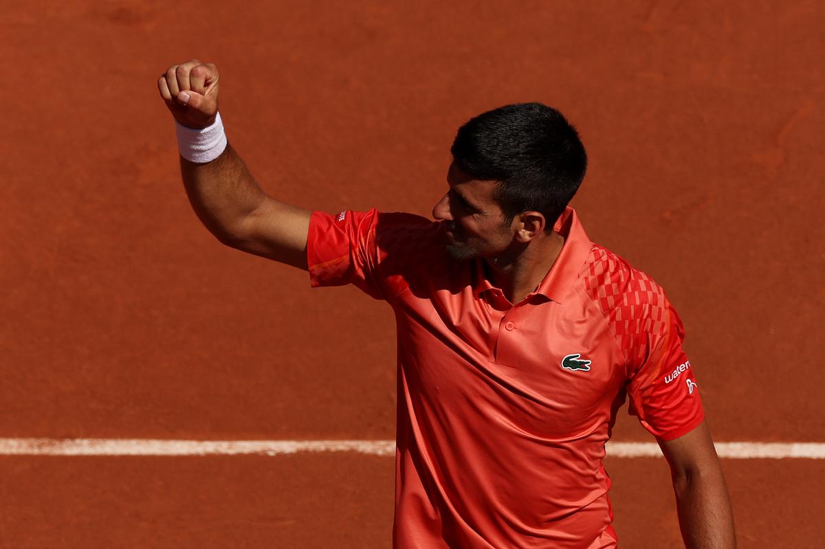 Djokovic edges closer to Grand Slam record with spot in French Open last eight