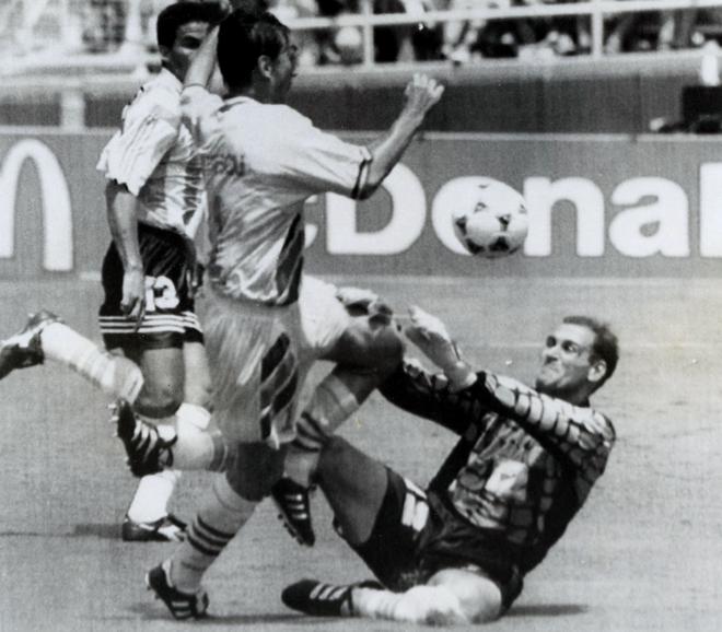 Mijlocașul României Ilie Dumitrescu îl zdrobește pe portarul argentinian Luis Islas într-o încercare de gol în optimile de finală ale Cupei Mondiale la Rose Bowl din Pasadena, California, pe 4 iulie 1994.
