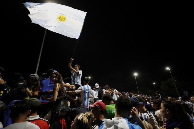 Kepulangan Piala Dunia FIFA Argentina: Lionel Messi & Co mendarat di Buenos Aires di tengah perayaan