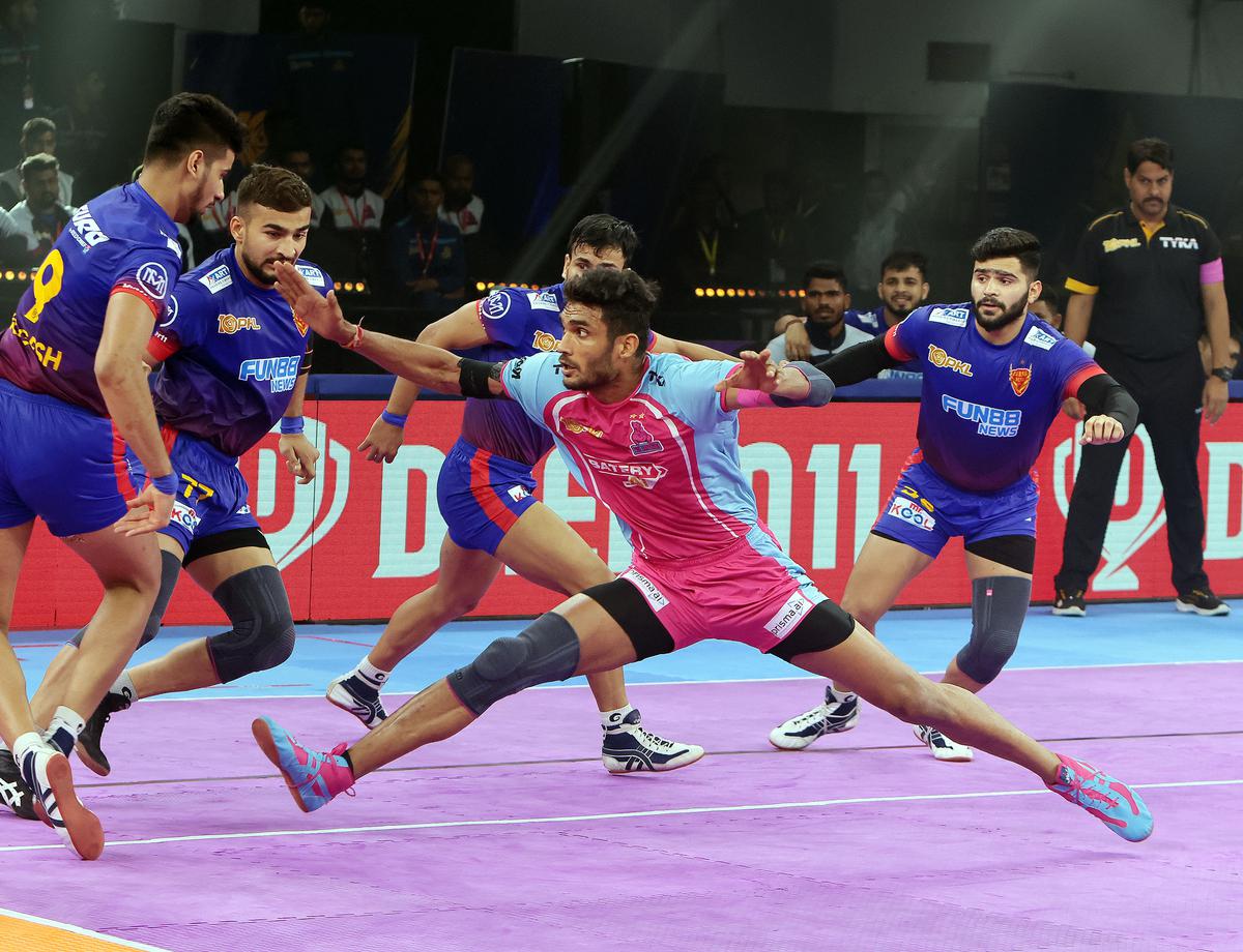 Jaipur Pink Panthers’ Bhavani Rajput in action against Dabang Delhi. 