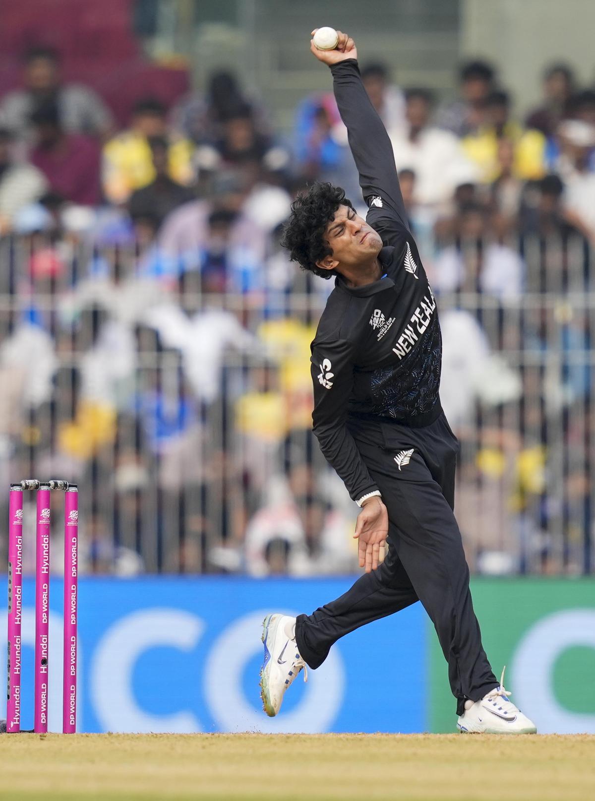 Combinações estratégicas e condições favoráveis ​​ao spin significaram que spinners de meio período como Rachin Ravindra foram um grande sucesso, causando um impacto além de suas funções principais. 