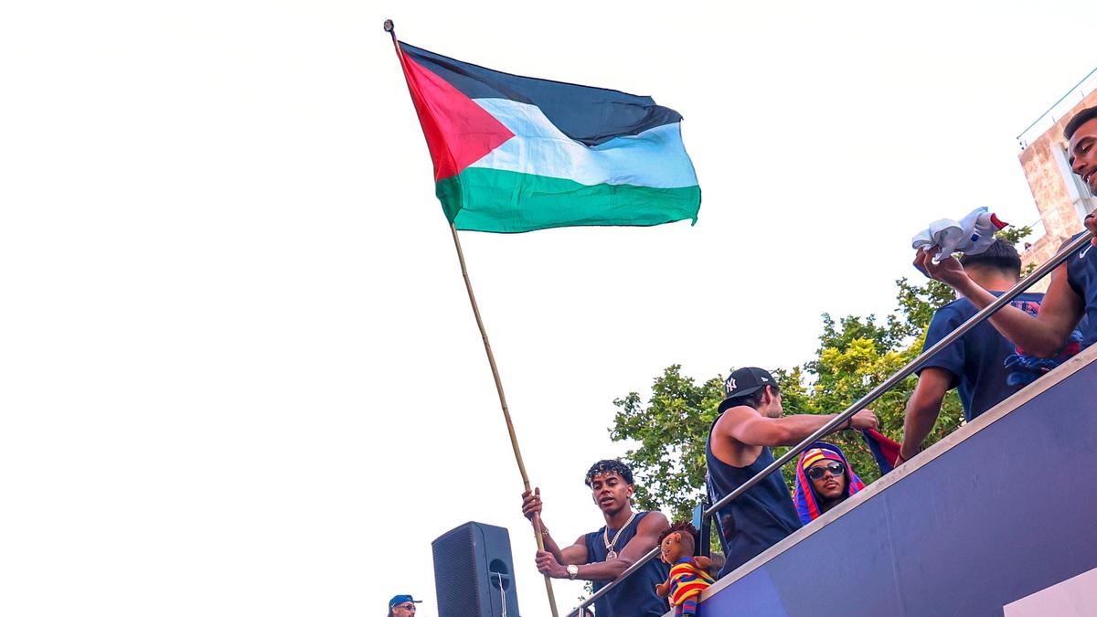 Le Premier ministre espagnol est “fier” de Yamal de Barcelone, pour avoir brandi le drapeau palestinien lors du défilé de la victoire