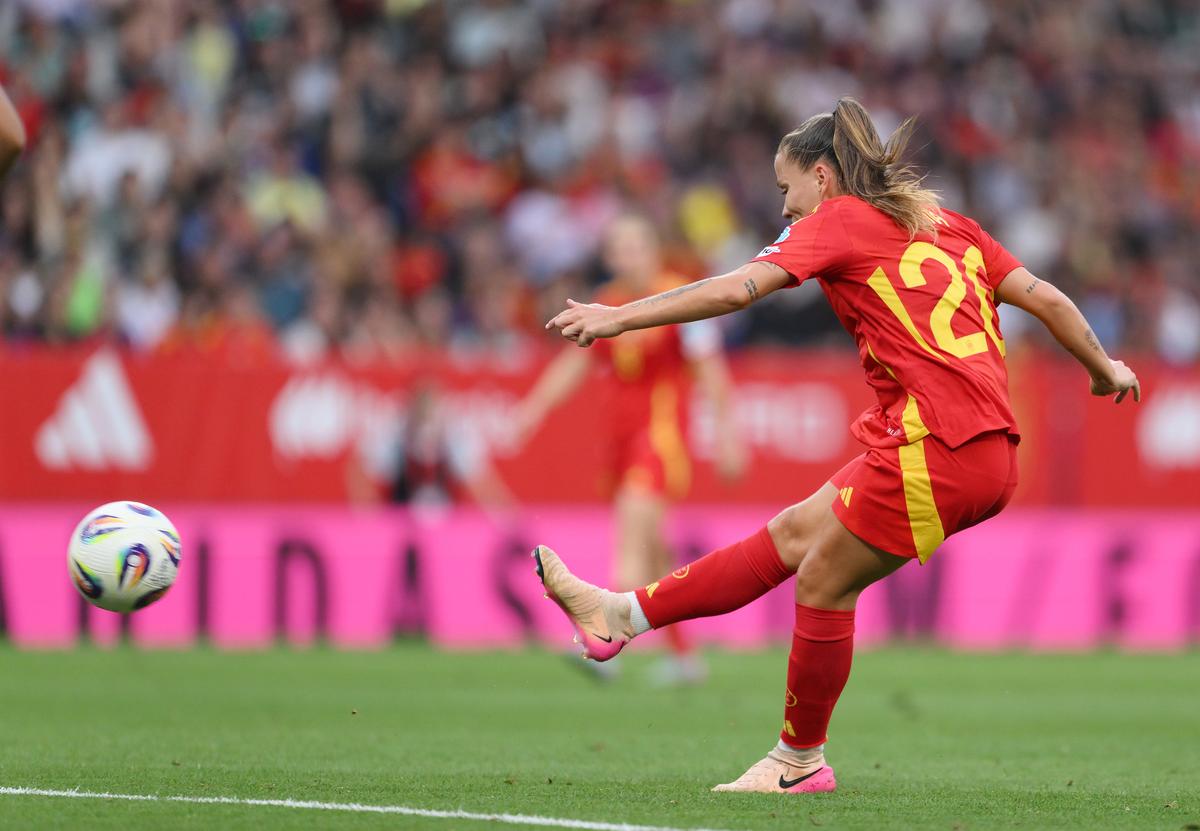 Pina marcou o segundo gol de sua equipe durante a partida feminina das mulheres da UEFA contra a Inglaterra no RCDE Stadium, em Barcelona.