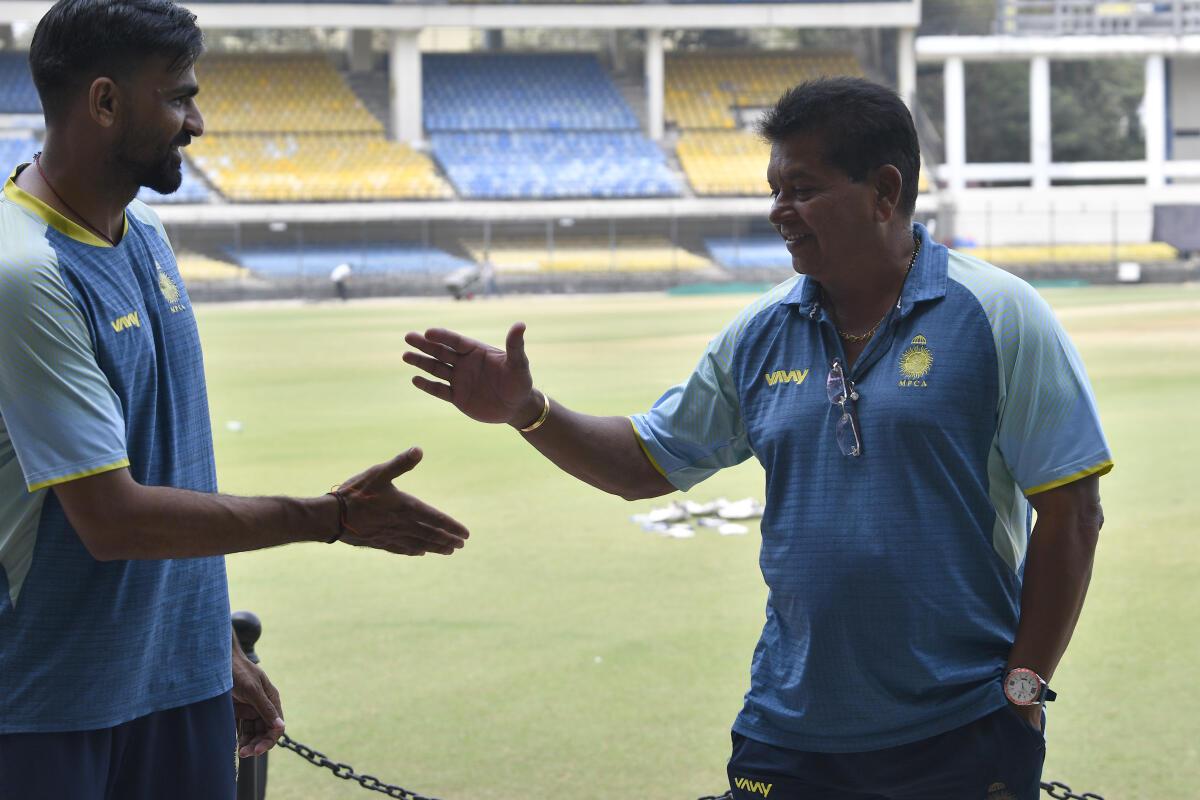  Madhya Pradesh bowler Anubhav Agarwal with his coach Chandrakant Pandit.