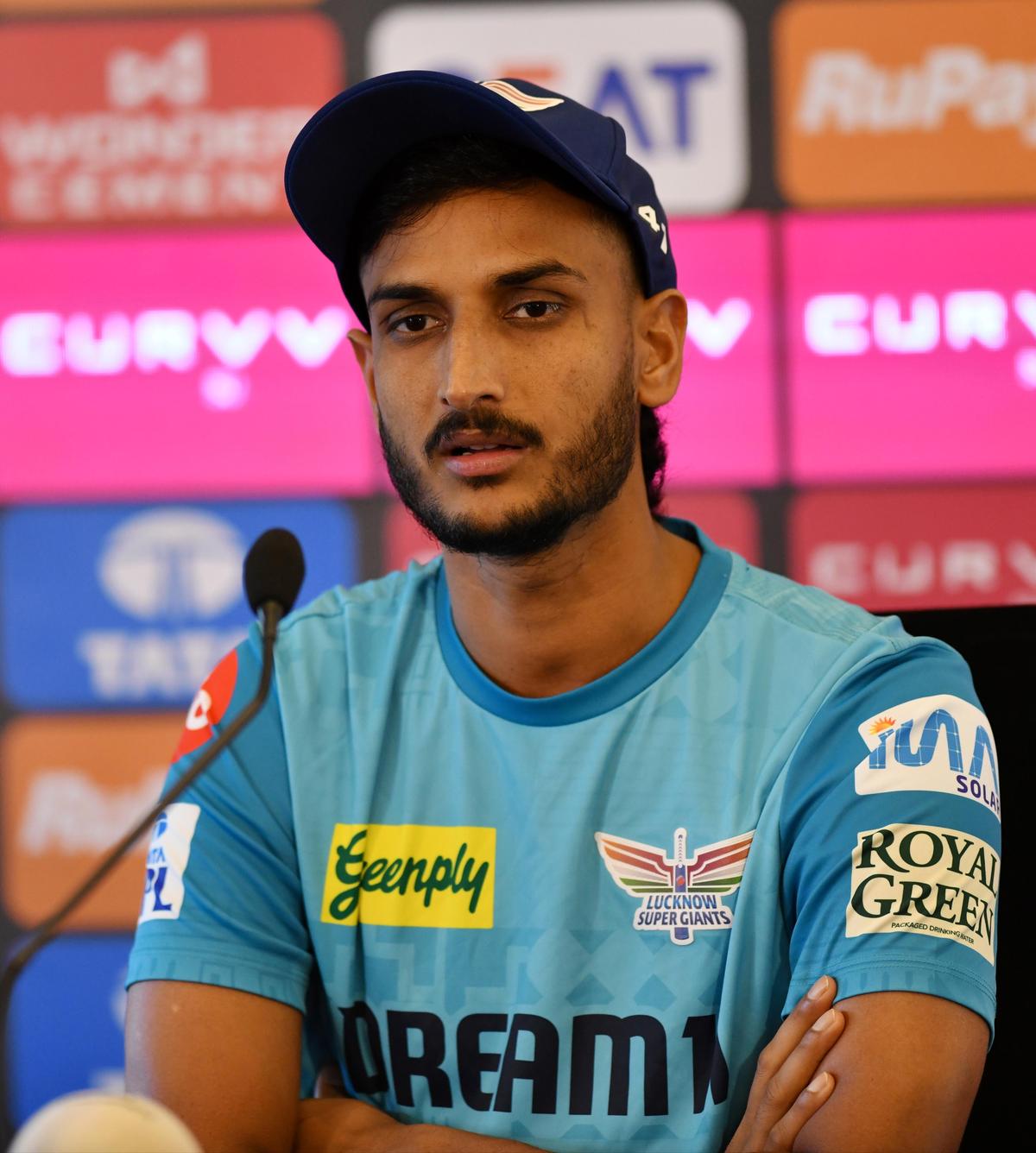 Shahbaz Ahmed durante uma conferência de imprensa do IPL 2025. 