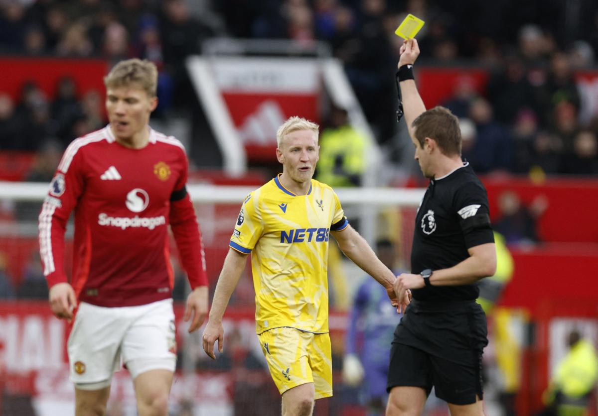 Brooks (vpravo) v tejto sezóne usporiadal 23 hier vo všetkých súťažiach, čo dáva sedem žltých kariet.