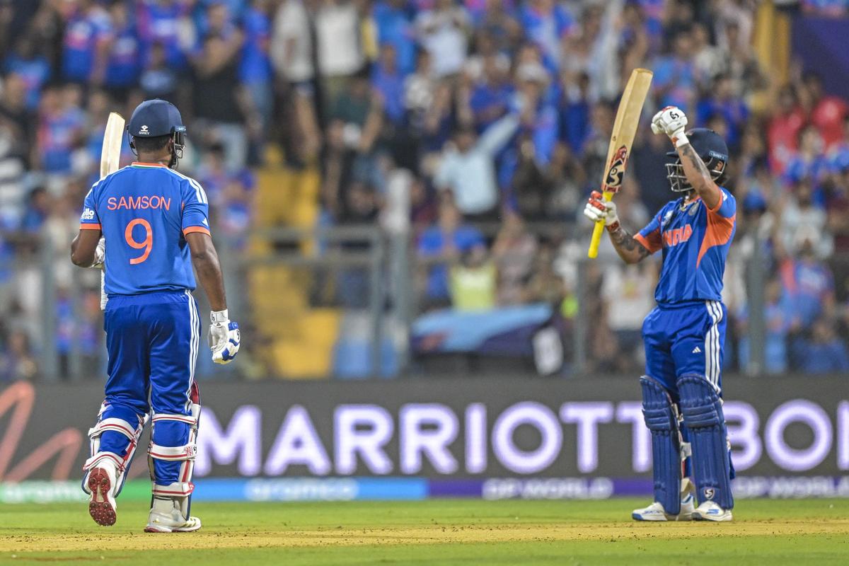 Samson, à esquerda, aproveitou ao máximo o adiamento de Harry Brook e lançou uma plataforma para a Índia postar 253.