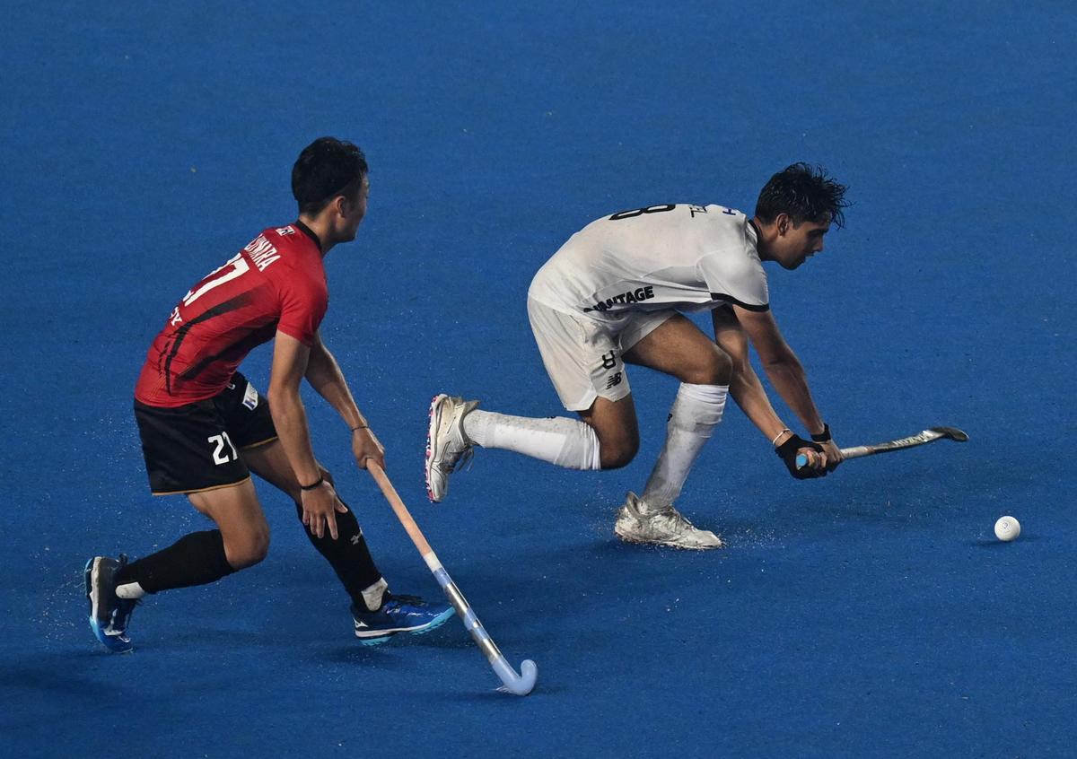 Milan Patel (à direita), da Nova Zelândia, em ação contra o Japão, durante a partida da Copa do Mundo Júnior de Hóquei Masculino da FIH de 2025, no Estádio Mayor Radhakrishnan, em Chennai, na segunda-feira.