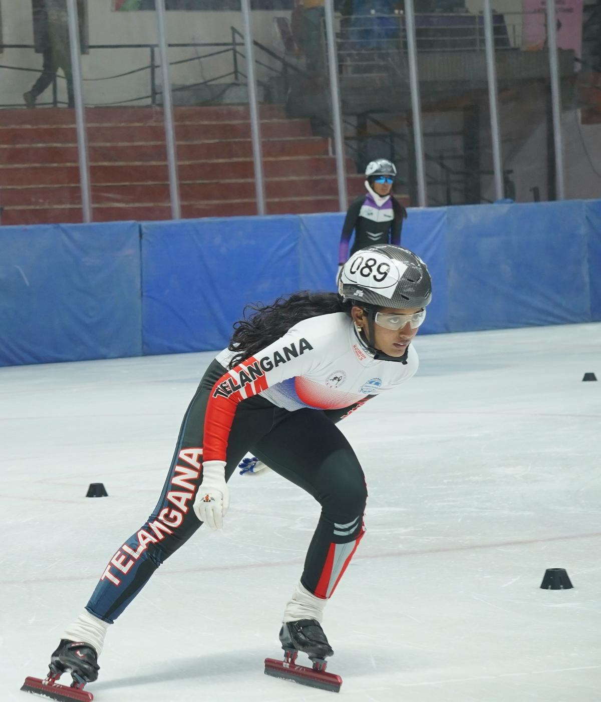Nayana Sri Talluri de Hyderabad, que ganhou duas medalhas de ouro no KIWG 2026, mudou-se para a Universidade de Calgary, no Canadá. Como muitos atletas indianos no gelo, ela mesma financia sua carreira – um elemento comum em um esporte que tem lutado para atrair patrocínio sustentado. 
