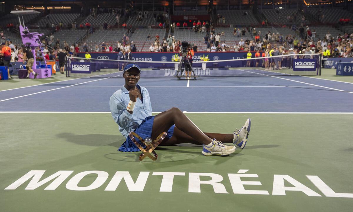 Victoria Mboko posa com o troféu após vitória sobre Naomi Osaka. Victoria Mboko posa com o troféu após vitória sobre Naomi Osaka.
