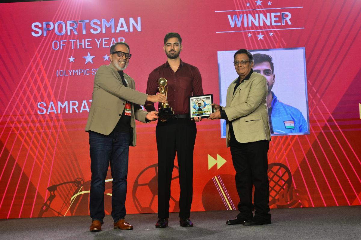 O atirador Samrat Rana foi nomeado Esportista do Ano (Esportes Olímpicos), recebendo a homenagem de (à esquerda) Partha Sinha, Conselheiro Sênior da McKinsey, e Suresh Balakrishna, Diretor de Receita do The Hindu Group.