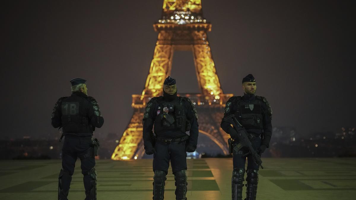 French police turn away, arrest Feyenoord fans ahead of Champions League match against Lille