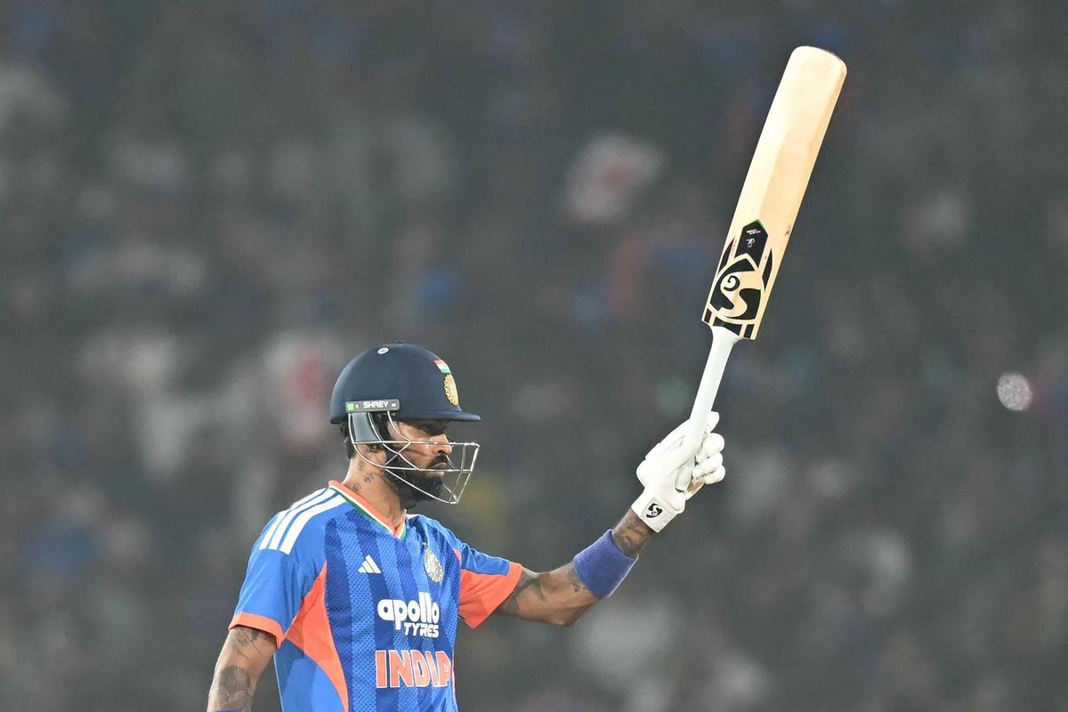 O indiano Hardik Pandya comemora depois de marcar meio século (50 corridas) durante o primeiro T20I contra a África do Sul. O indiano Hardik Pandya comemora depois de marcar meio século (50 corridas) durante o primeiro T20I contra a África do Sul.