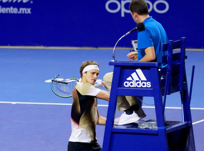 Germany’s Alexander Zverev hits the umpire’s chair with his racquet after his double match against Britain’s Lloyd Glasspool and Finland’s Harri Heliovaara in Acapulco on February 22, 2022.