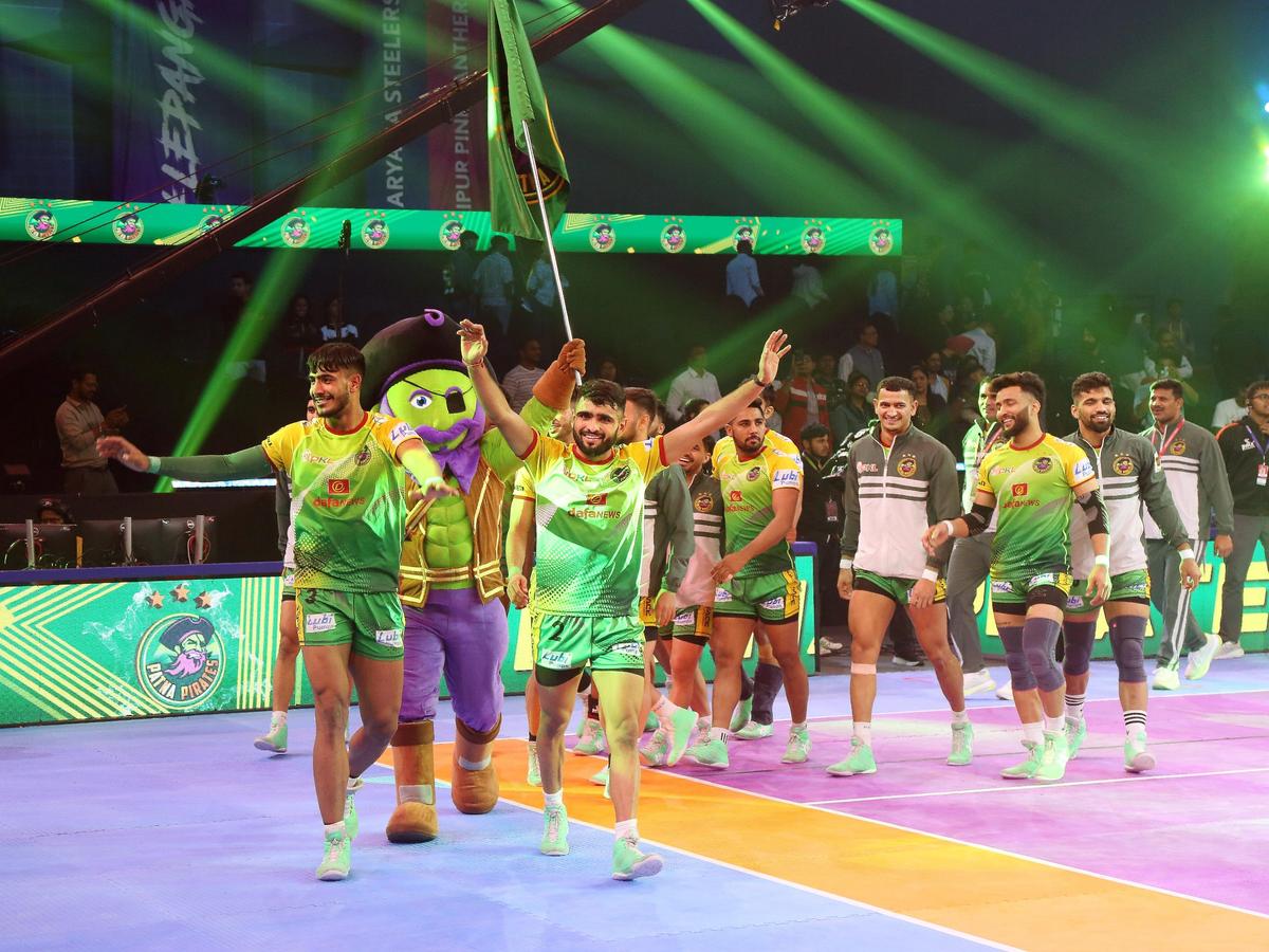 Patna Pirates’ skipper Ankit leads the celebration after the team sealed a playoff spot. 