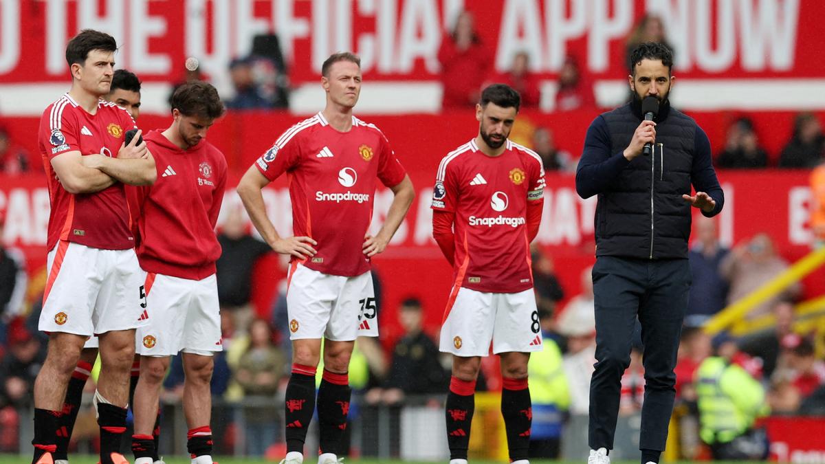 Ruben Amorim conversa com torcedores após a última partida da temporada contra o Aston Villa.