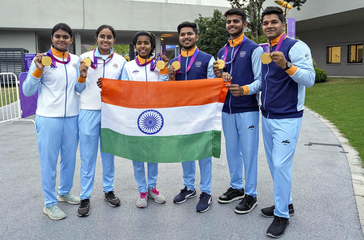 Aditi Swami (terceiro a partir da esquerda) e Ojas Pravin Deotale (quarto a partir da esquerda) fizeram parte da equipe indiana de tiro com arco composto que obteve sucesso nos Jogos Asiáticos de 2023 em Hangzhou.