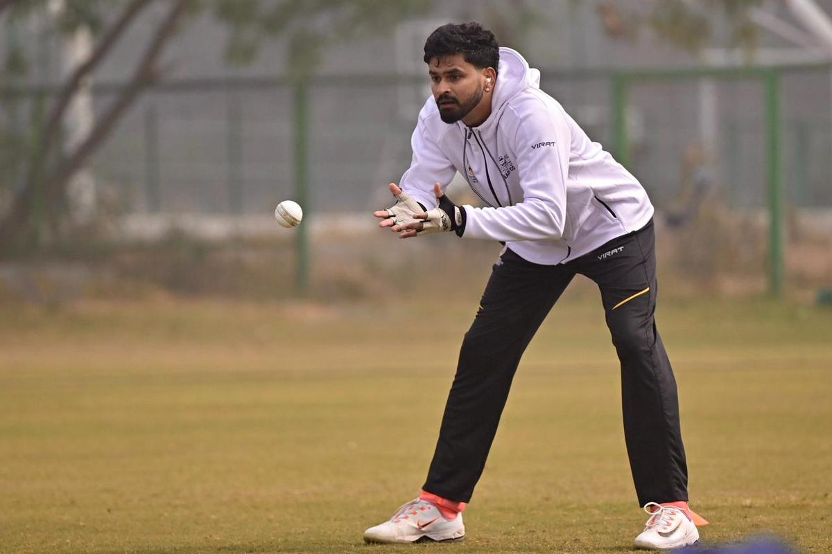 Shreyas treinou com seus companheiros de equipe de Mumbai na segunda-feira e parecia confortável durante sprints e treinos de recepção. Shreyas treinou com seus companheiros de equipe de Mumbai na segunda-feira e parecia confortável durante sprints e treinos de recepção.