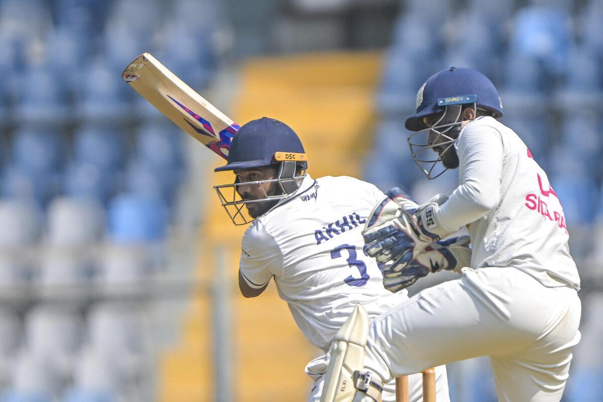 Foi um começo lento para o jogador de 31 anos, já que ele conseguiu marcar apenas três corridas em 28 bolas, mas com o passar do dia Herwadkar acelerou. Foi um começo lento para o jogador de 31 anos, já que ele conseguiu marcar apenas três corridas em 28 bolas, mas com o passar do dia Herwadkar acelerou.
