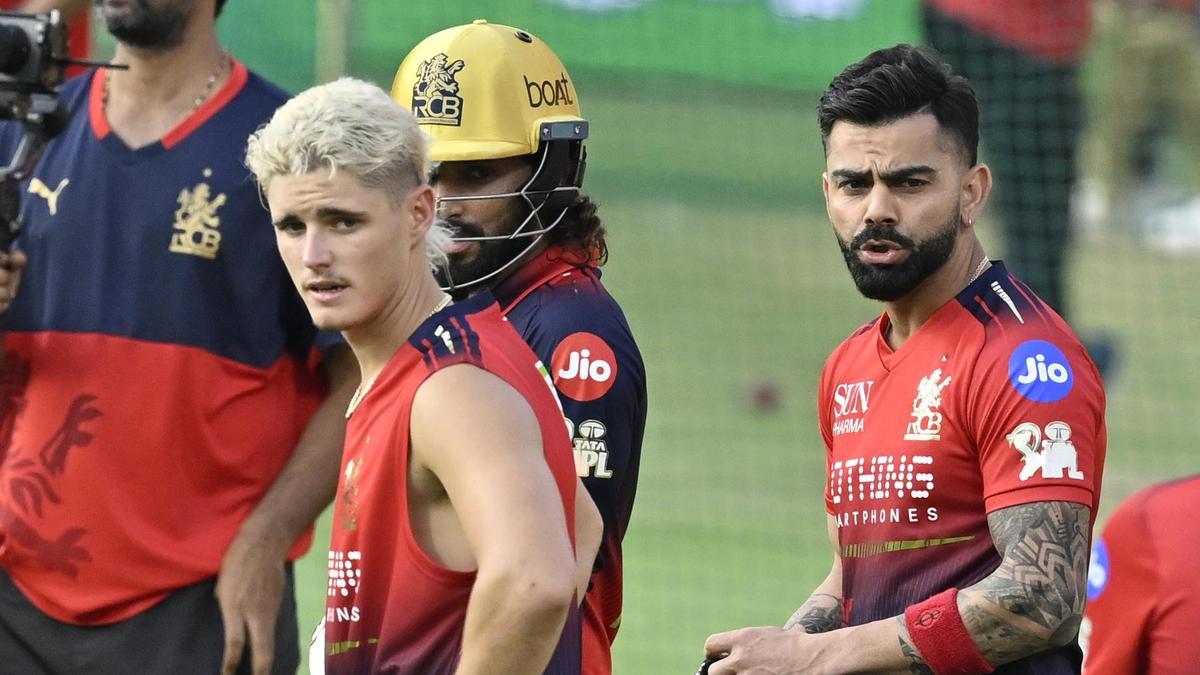 Why are RCB and SRH players wearing black armbands in today’s IPL 2026 match?