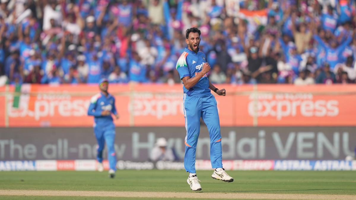 IND vs SA live score, 3rd ODI: South Africa 252/8 (43 overs); Kuldeep takes three wickets