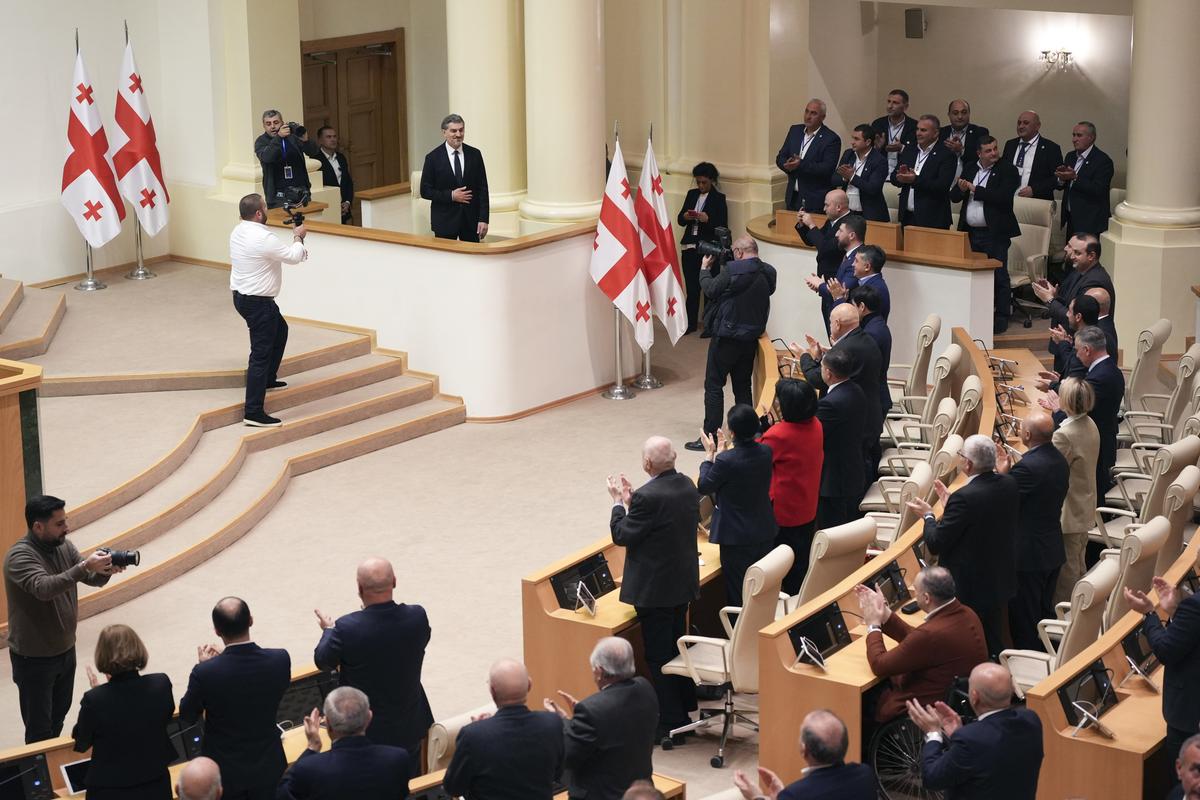 El presidente electo de Georgia, Mikhail Kavelashvili, es recibido por los miembros del Colegio Electoral del Parlamento de Georgia en Tbilisi, Georgia.