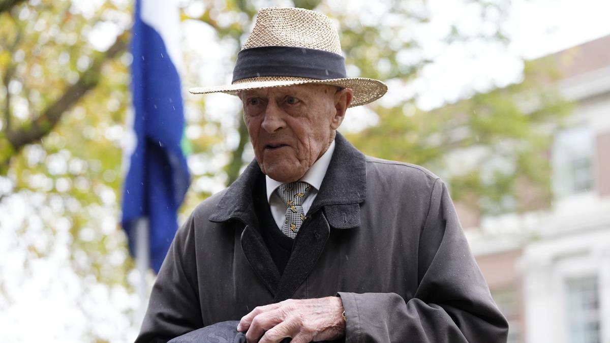 Former England stars pay tribute to Bird at legendary umpire’s funeral