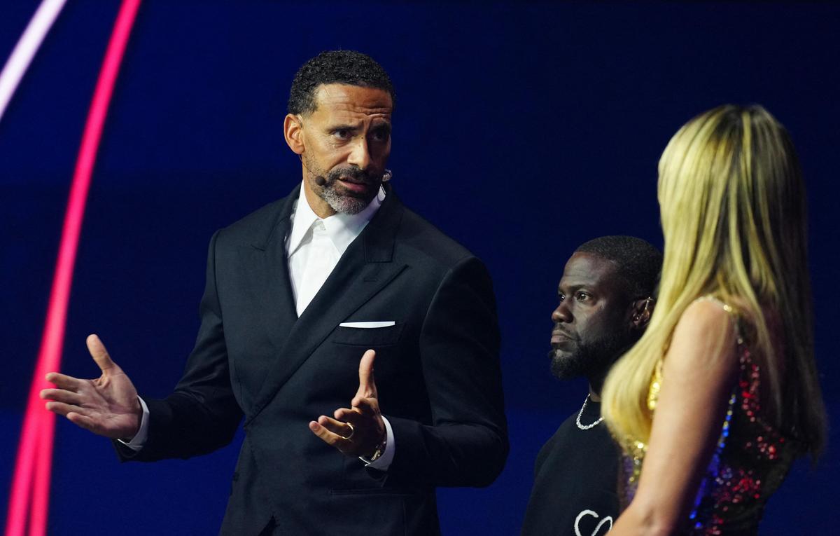 Rio Ferdinand (à esquerda) foi o único jogador de futebol no palco durante o sorteio da Copa do Mundo FIFA e conduziu o evento.