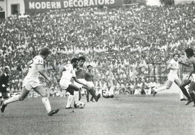 The match was held before a packed Eden Gardens. While Pele did not score in the match, he provided the assist for the opener by Carlos Alberto Torres in the 17th minute, with a whopping75,000 in attendance to watch the King of Football. 