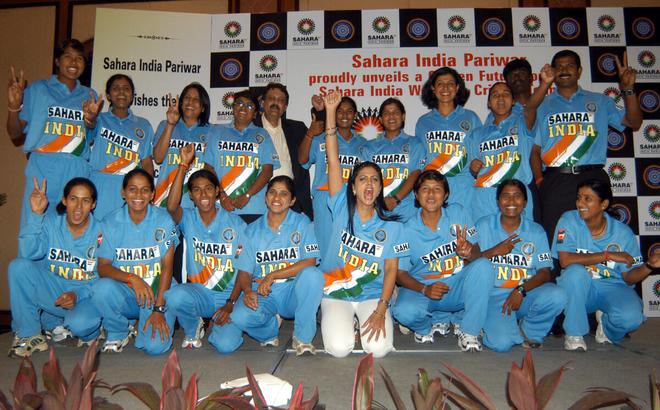 Mandira Bedi, brand Ambassador of the Indian Women’‘s Cricket team, with the South Africa bound-squad. 