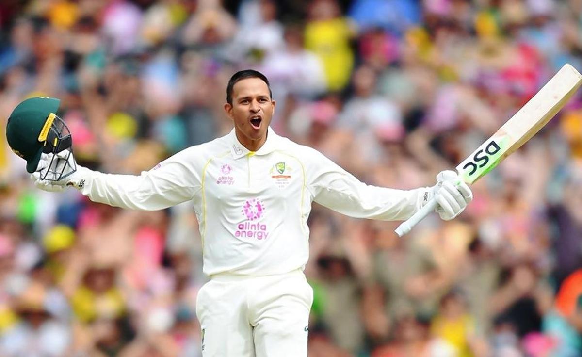 Khawaja comemora seu século contra a Inglaterra no Sydney Cricket Ground em 6 de janeiro de 2022. Khawaja comemora seu século contra a Inglaterra no Sydney Cricket Ground em 6 de janeiro de 2022.