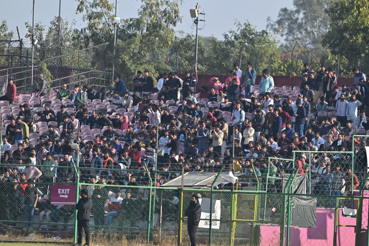 As pessoas viajaram centenas de quilômetros e enfrentaram condições climáticas desafiadoras para chegar ao estádio no início da manhã.