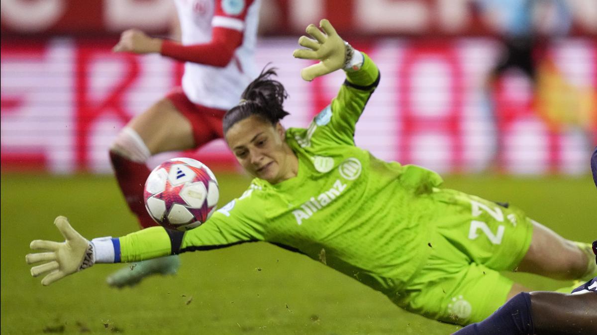 Bayern Munich goalkeeper Mala Grohs diagnosed with a malignant tumor, club extends contract