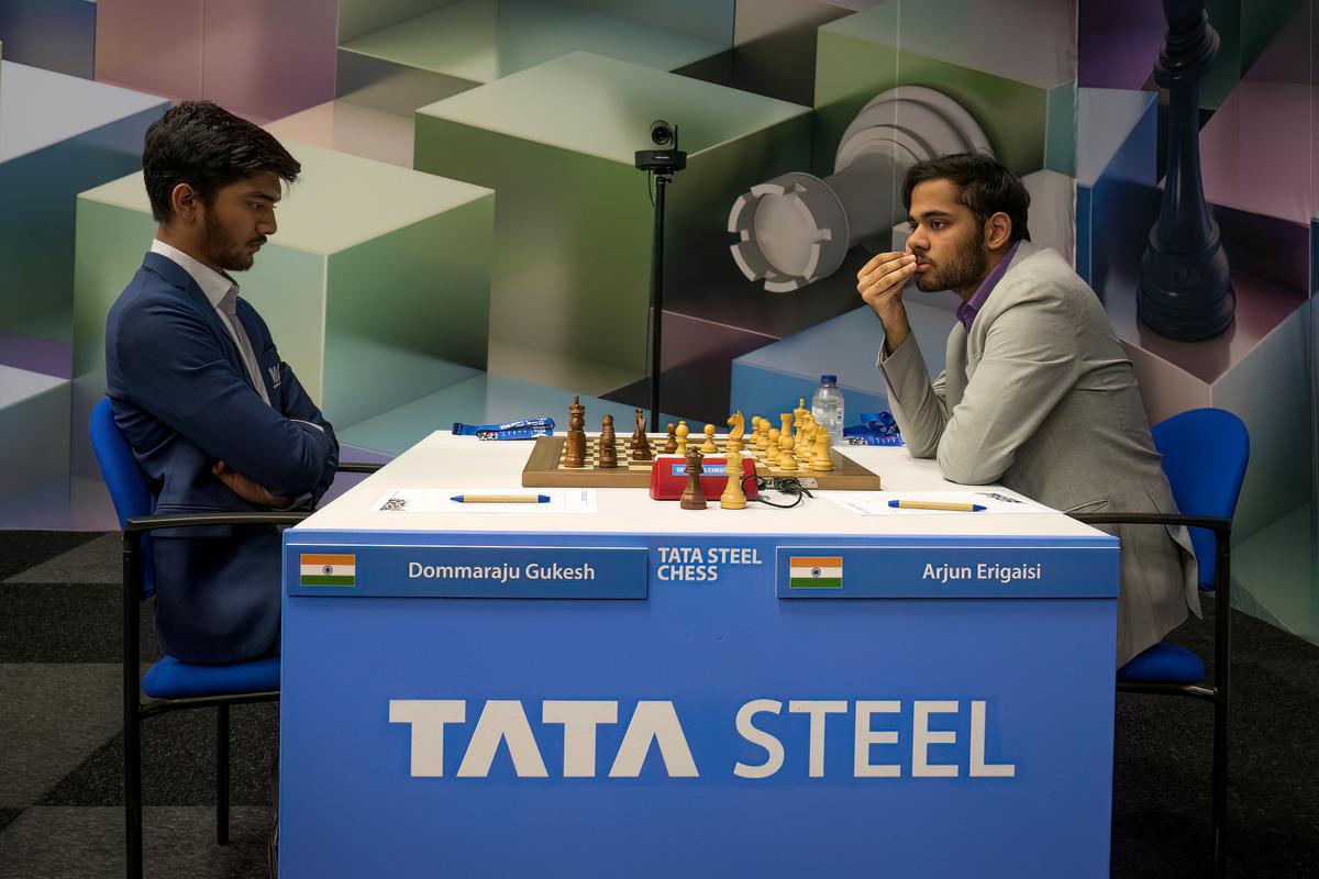 D. Gukesh (left) playing against Arjun Erigaisi.