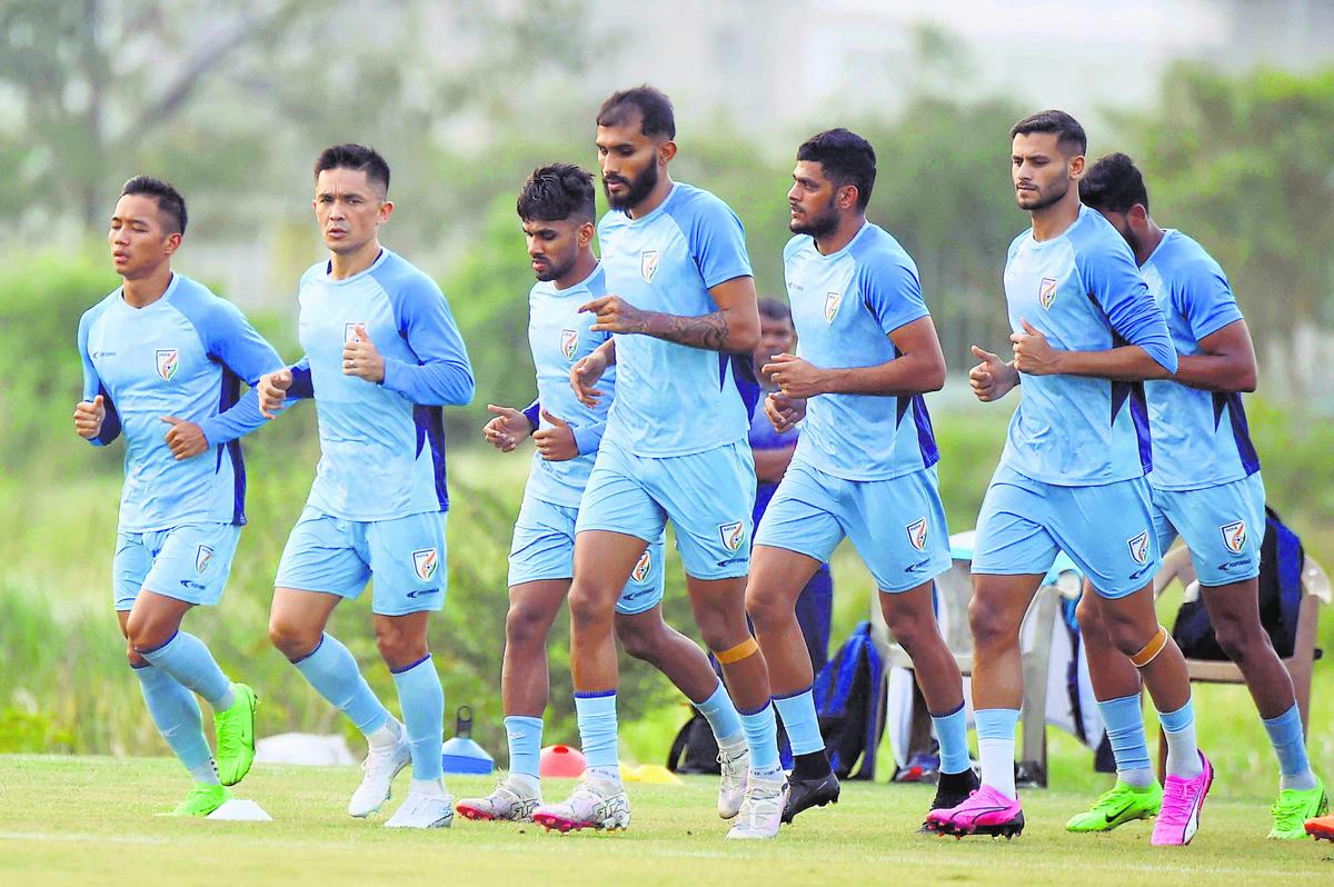 Đội trưởng đội tuyển bóng đá quốc gia Ấn Độ Sunil Chhetri và các cầu thủ khác trong buổi tập trước trận đấu vòng loại FIFA World Cup với Kuwait, ở Kolkata, Thứ Ba, ngày 4 tháng 6 năm 2024. 