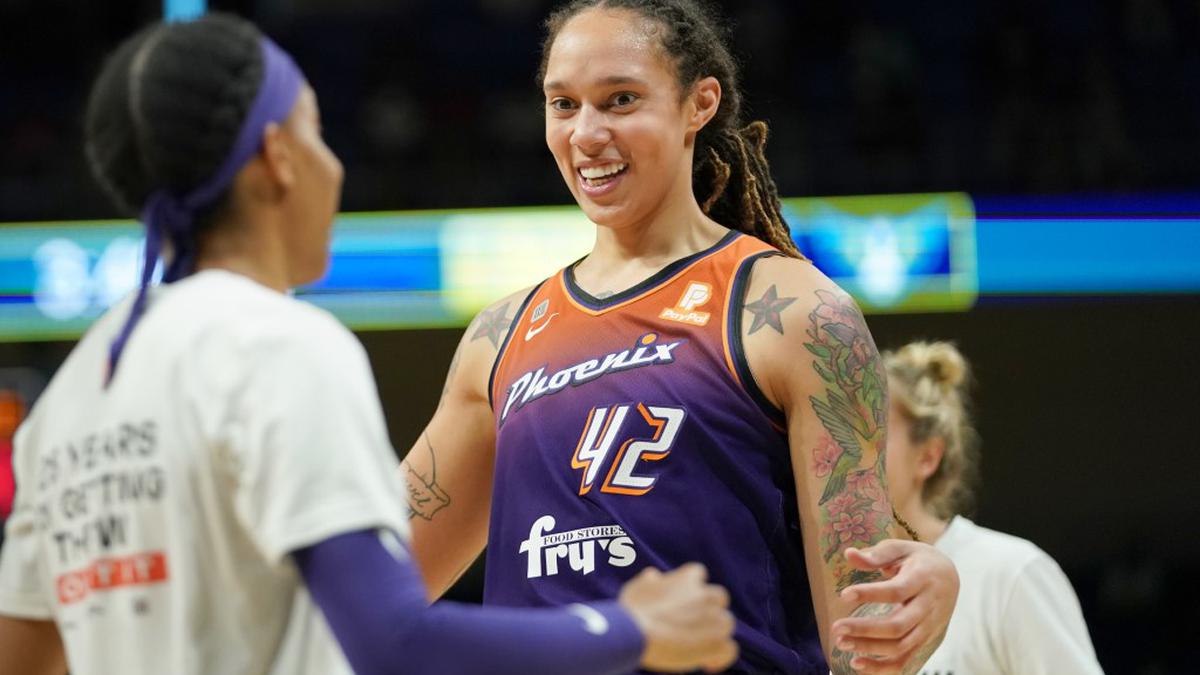 WNBA: Brittney Griner dunks, carries Mercury past Wings