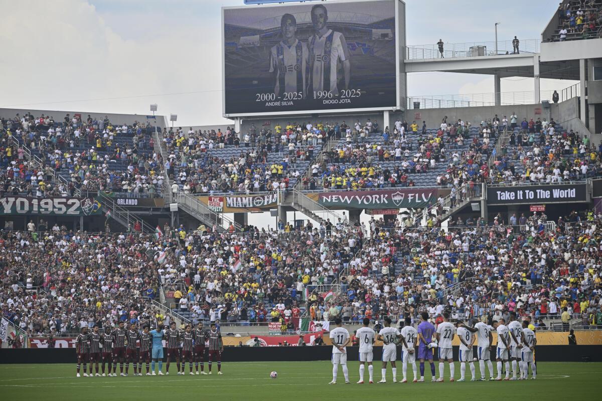 Hráči zostávajú na minútu ticha pre Diogo Jota a jeho brat Andre Silvu pred štvrťfinále zápasom svetového pohára klubu medzi Fluminense a Al Hilal v Orlande.