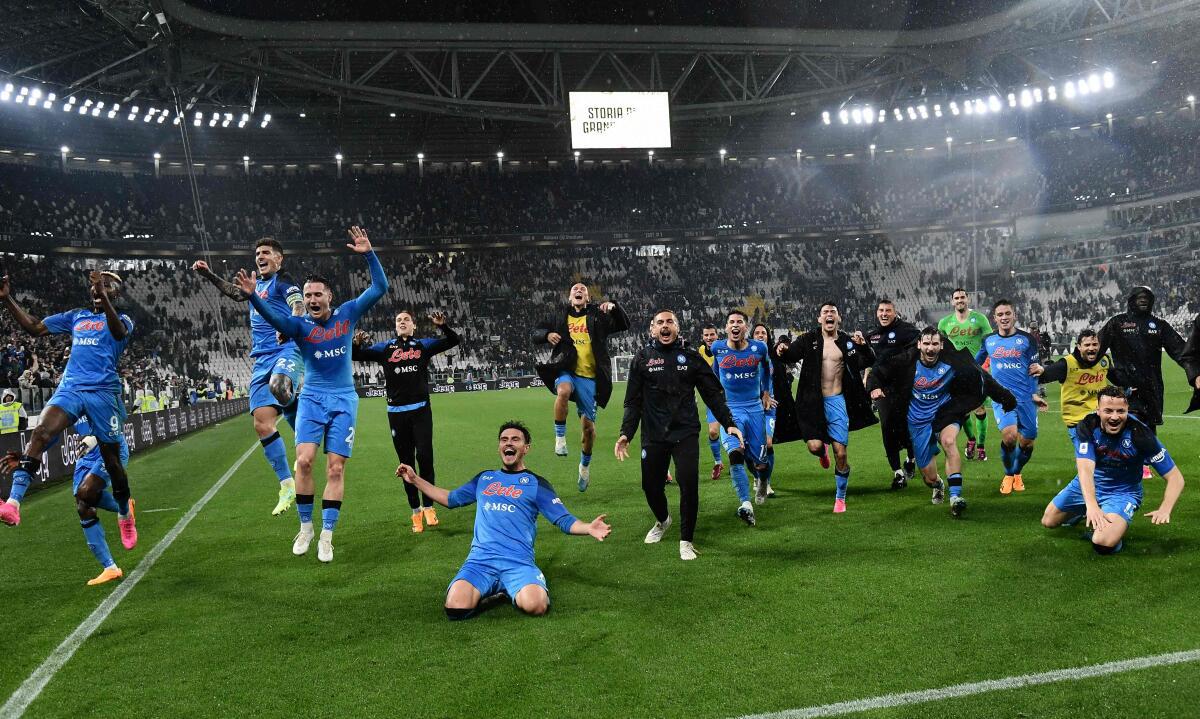 La marcha por el título del Napoli devuelve la gloria del fútbol al sur de Italia