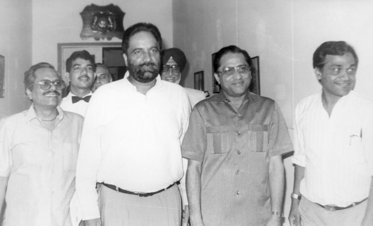 El recién elegido presidente del BCCI, IS Bindra (2L) y el secretario Jagmohan Dalmiya (3L), posan para una fotografía al final de la Asamblea General Anual del BCCI de dos días de duración en Gwalior el 30 de septiembre de 1993.